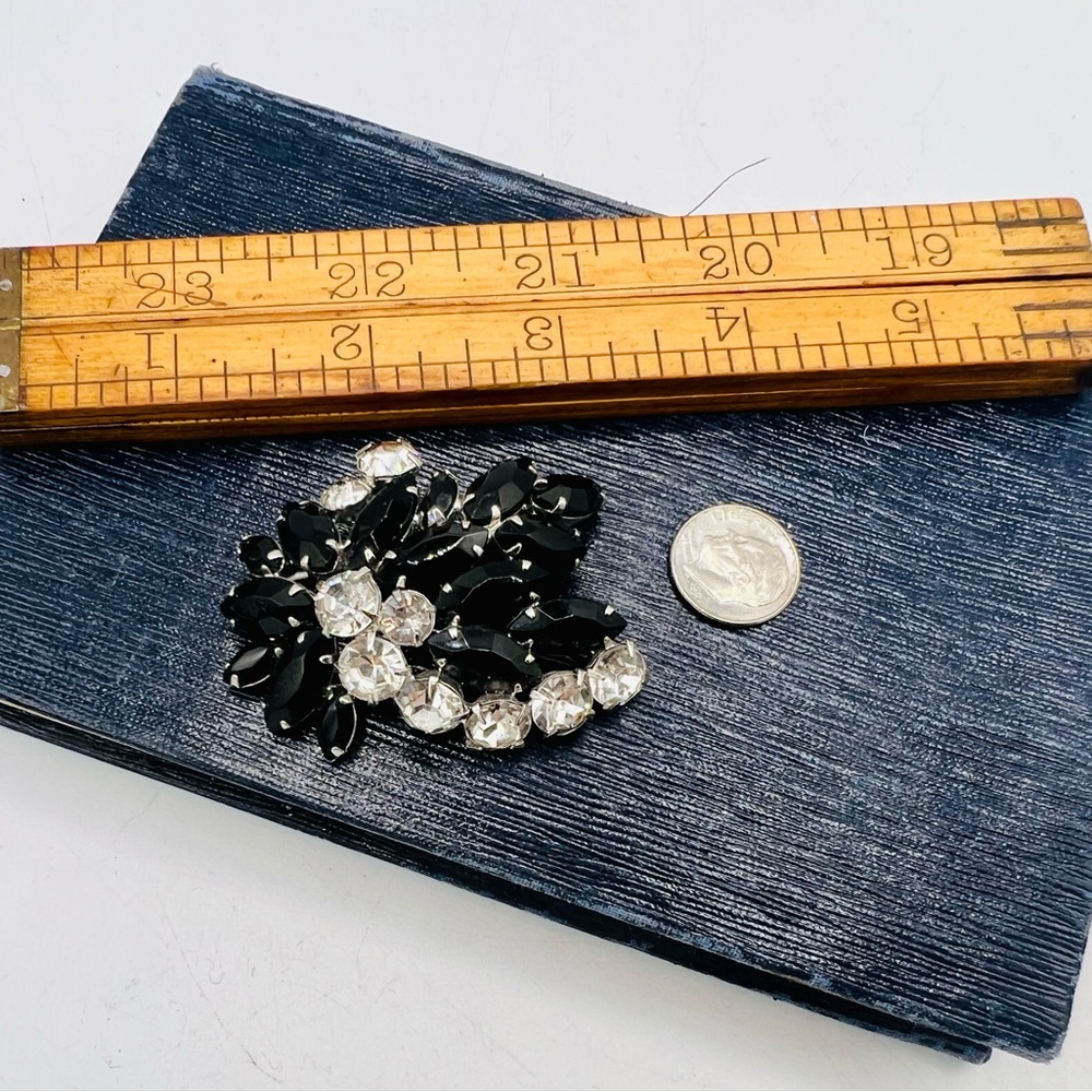 Vintage silver tone brooch pin with black & clear rhinestones costume jewelry - Picture 6 of 8